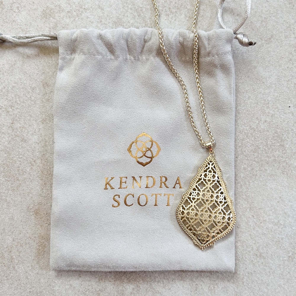 KENDRA SCOTT - Aiden Gold Filigree Pendant Necklace